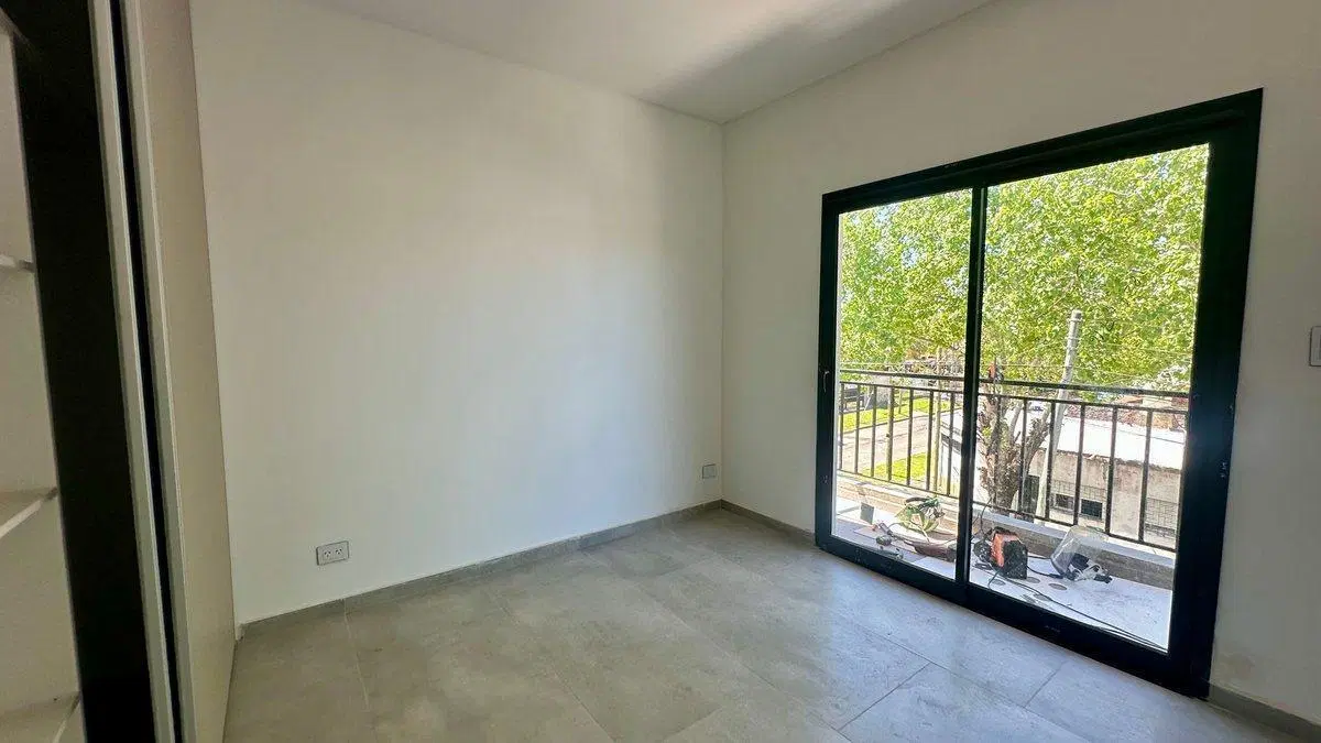 VENTA DEPTO 2 AMB C/TERRAZA Y COCHERA- ITUZAINGÓ 4
