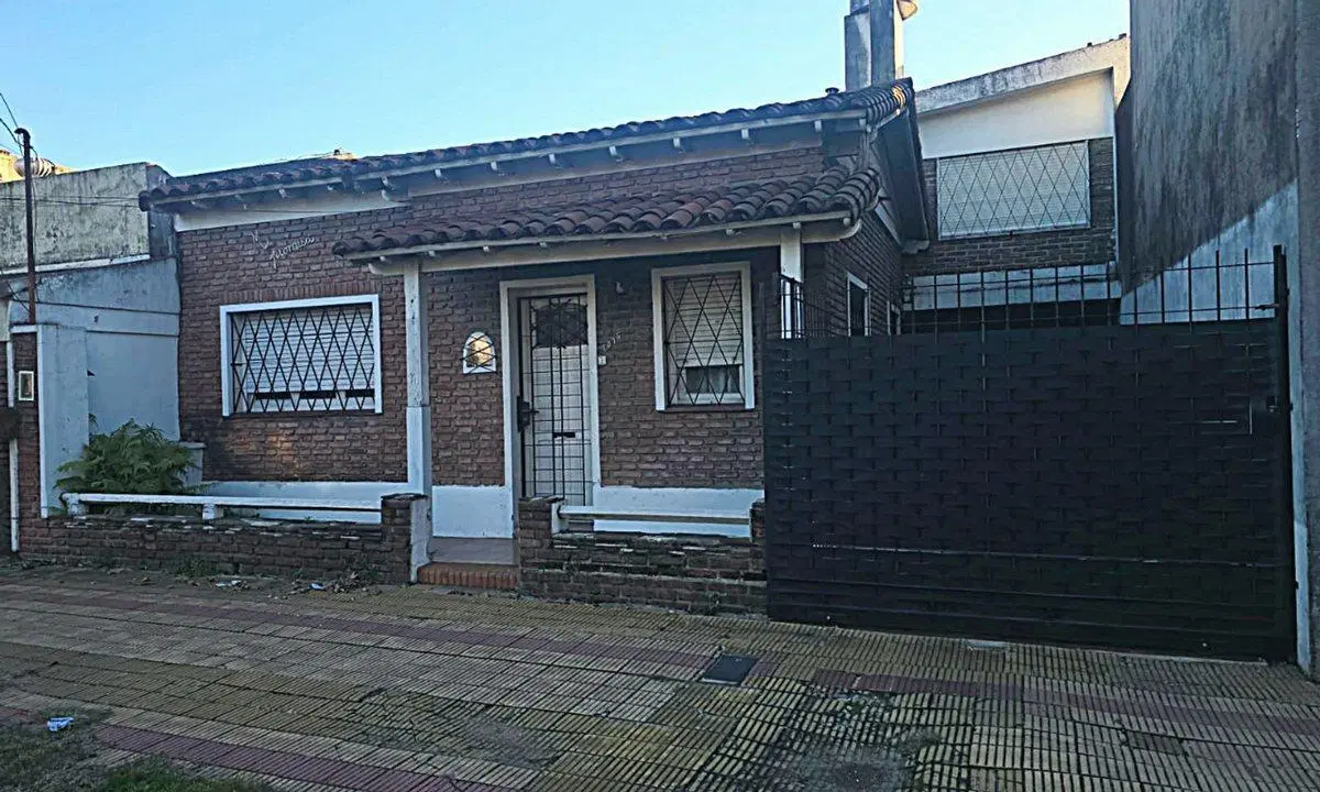 VENTA- CASA 3 AMB CON DEPTO 2AMB.- MORON 4