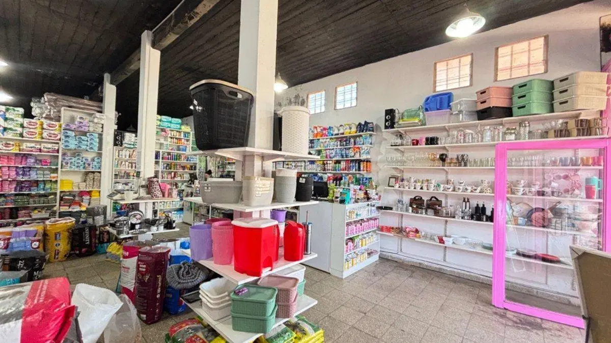 VENTA LOCAL GALPON. CON DEPARTAMENTOS  MERLO 4