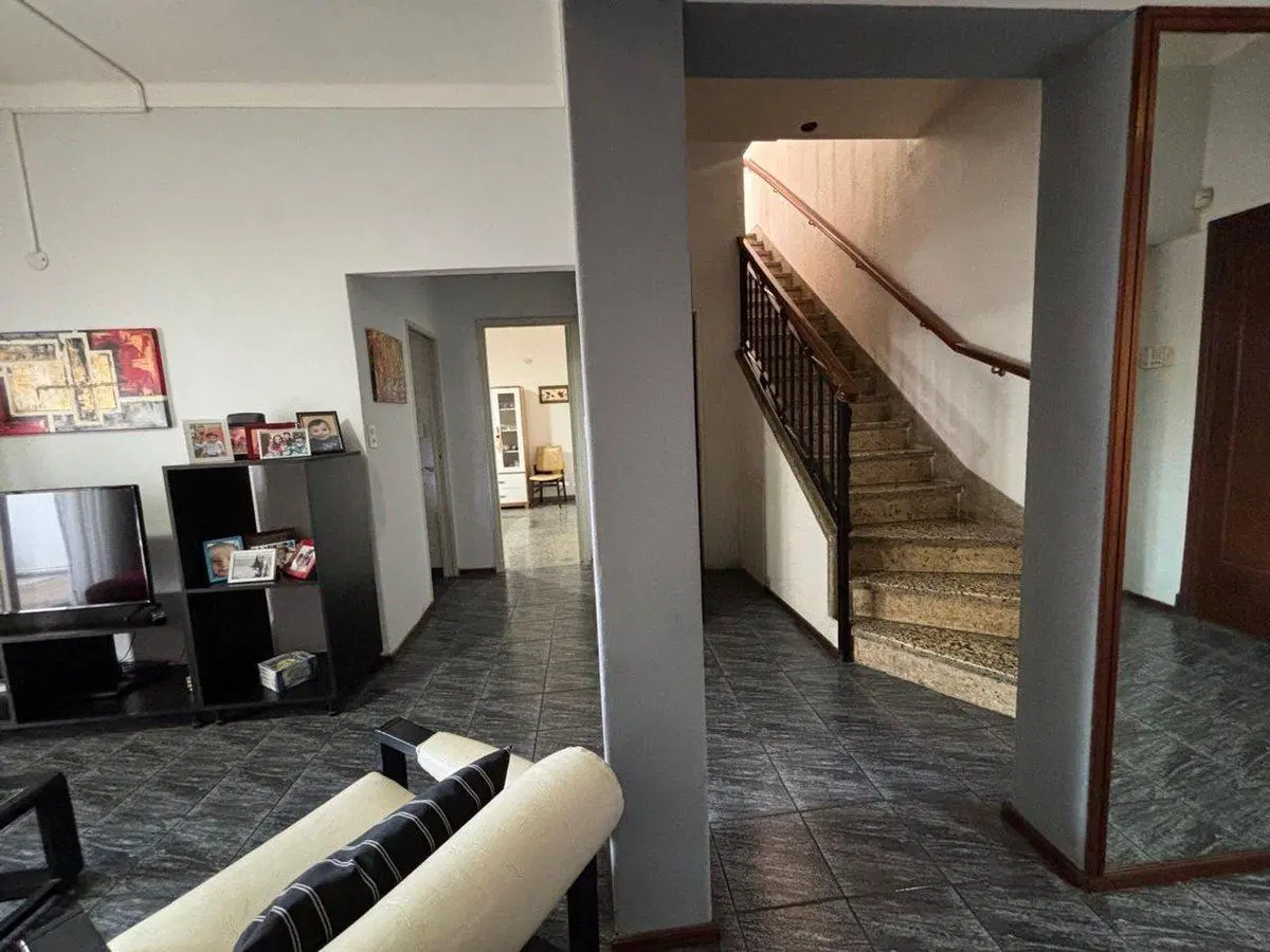 Venta casa con jardin y quincho Palomar 8