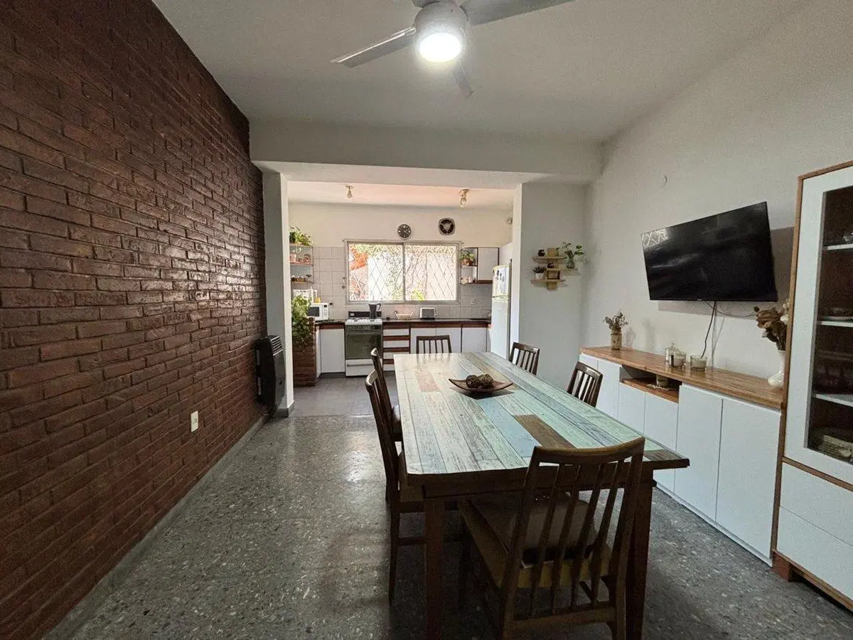 Venta casa con jardin y quincho Palomar 2