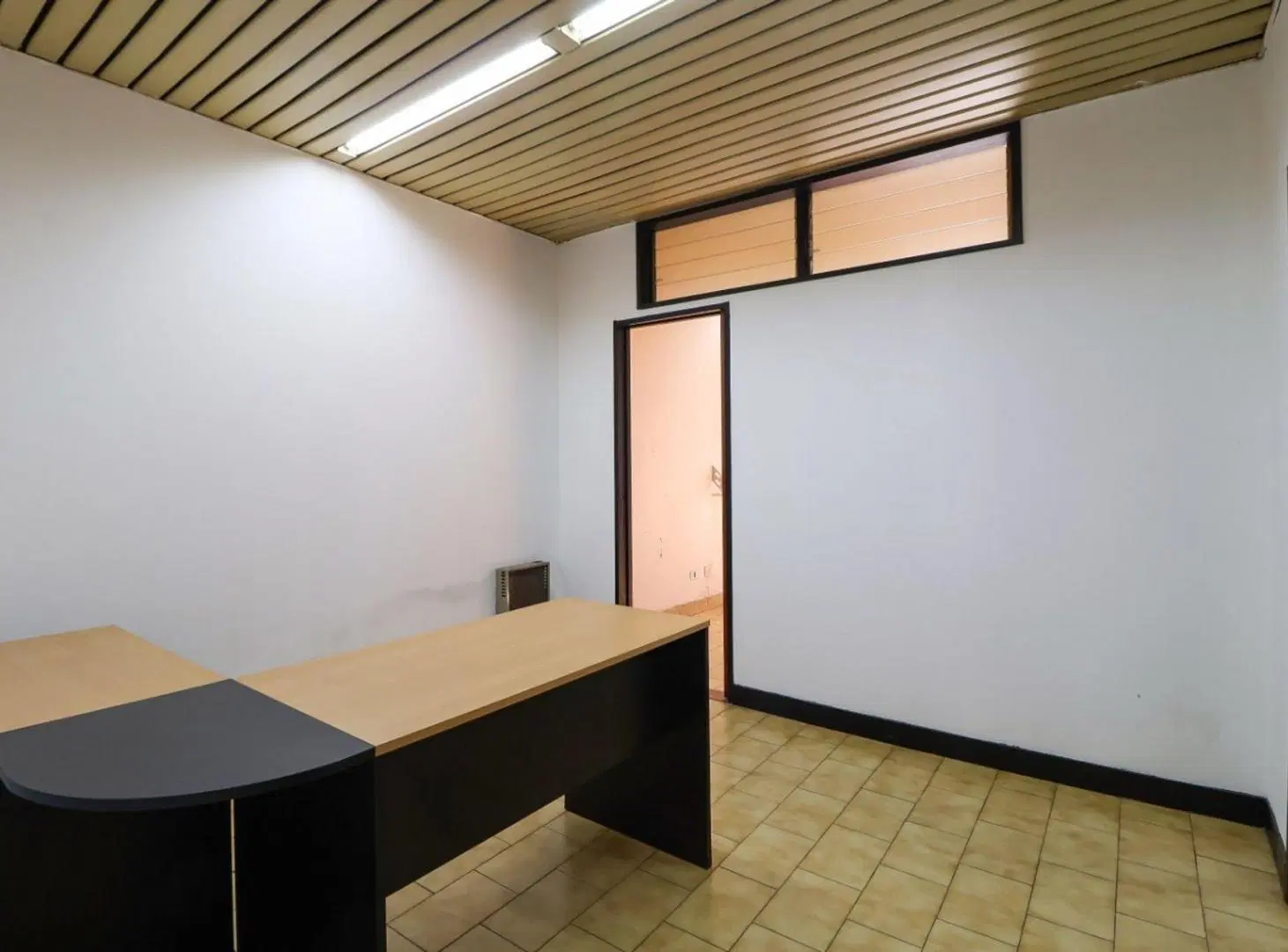 OFICINA Comercial con GUARDACOCHES. Caseros centro 8