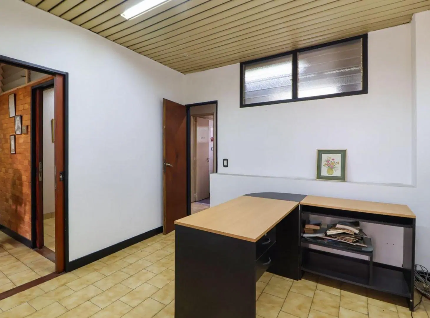 OFICINA Comercial con GUARDACOCHES. Caseros centro 2