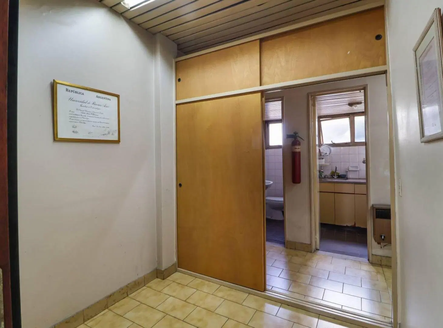 OFICINA Comercial con GUARDACOCHES. Caseros centro 3
