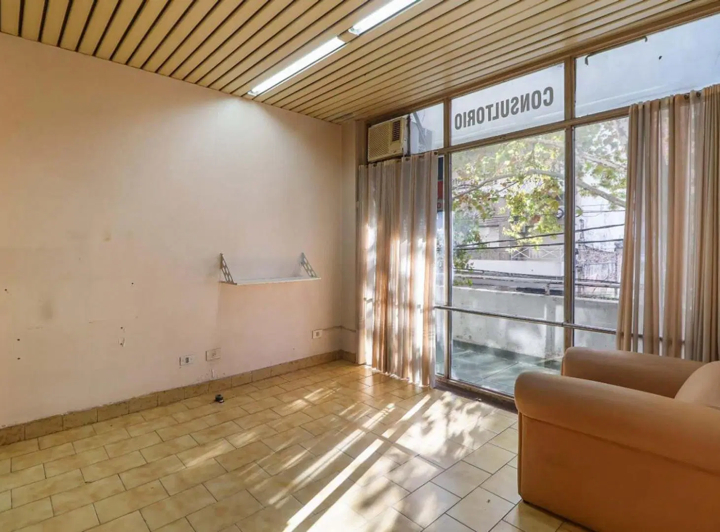 OFICINA Comercial con GUARDACOCHES. Caseros centro 4
