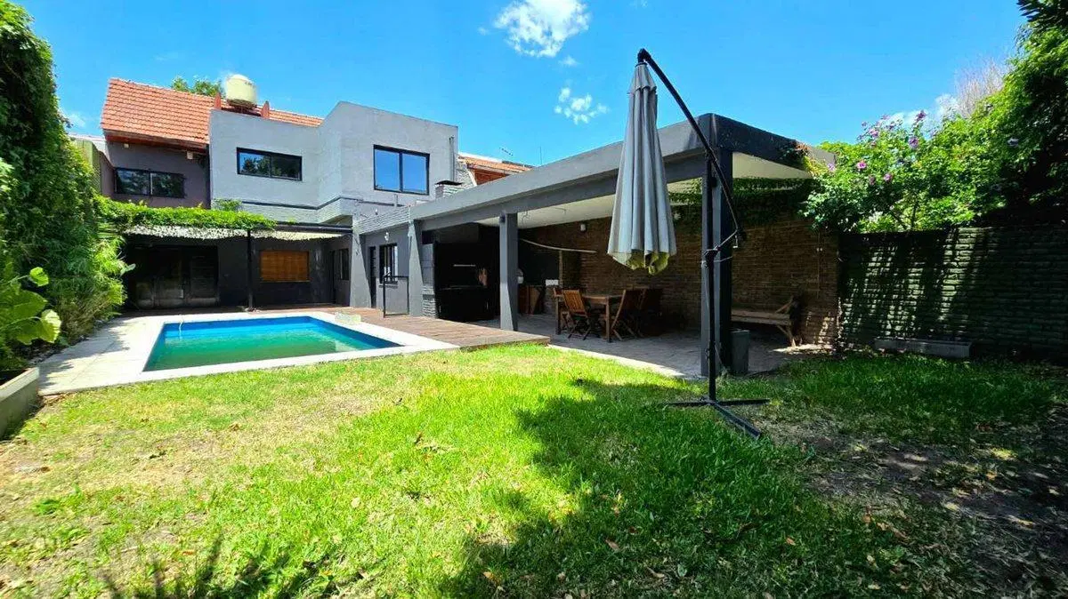 CHALET 6 AMBIENTES EN VENTA CASTELAR NORTE PILETA 4