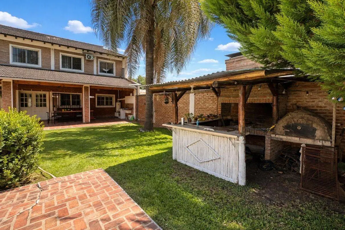 VENTA CASA 2 PLANTAS PILETA COCHERA ITUZAINGO 8