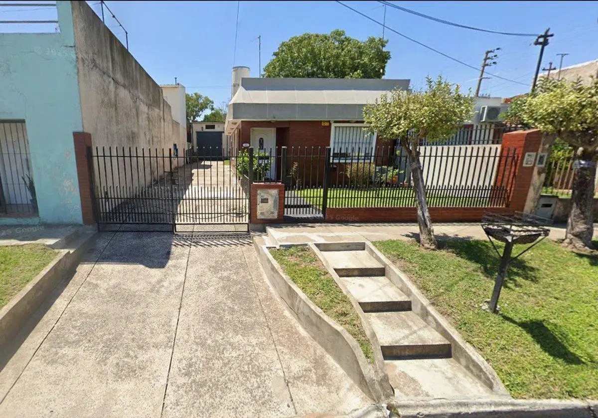 VENTA CASA, JARDIN y GALPON - 126m Cub / 300m Lote 3