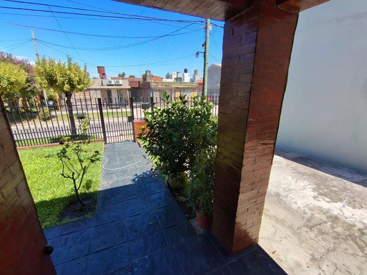 VENTA CASA, JARDIN y GALPON - 126m Cub / 300m Lote 4