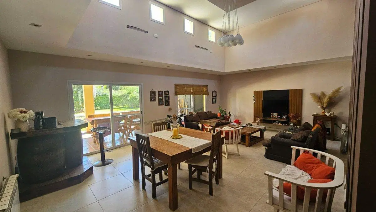VENTA CASA 4 AMB PILETA BARRIO EL RESUELLO MORENO 3