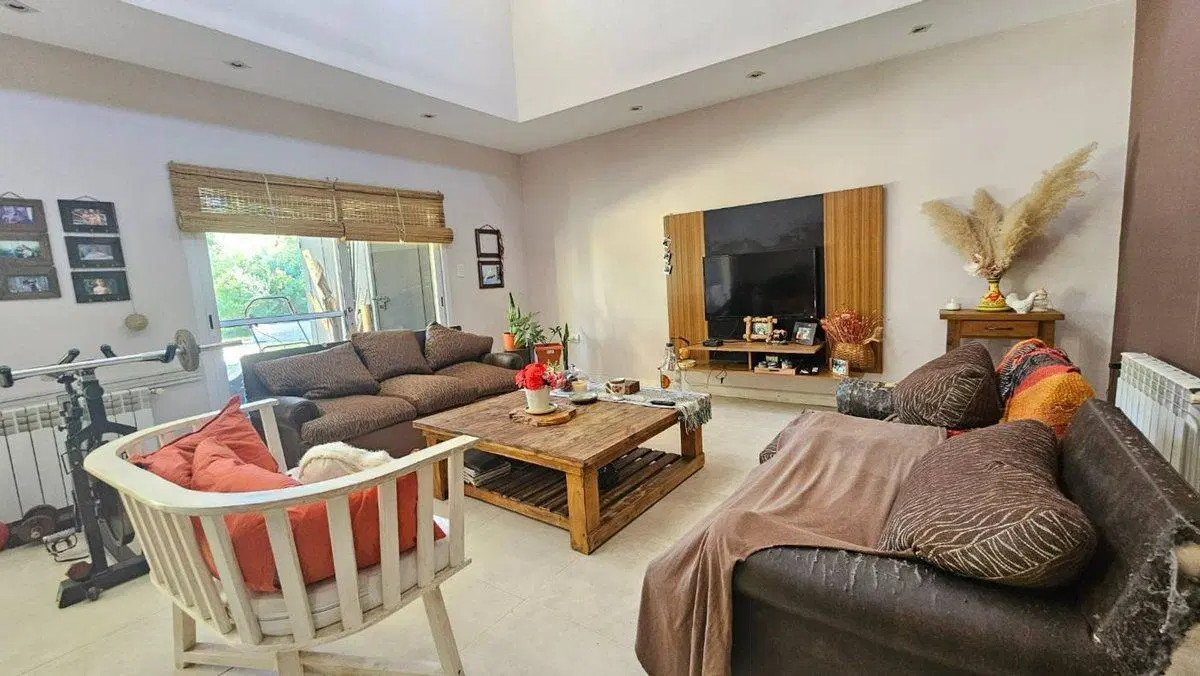 VENTA CASA 4 AMB PILETA BARRIO EL RESUELLO MORENO 8