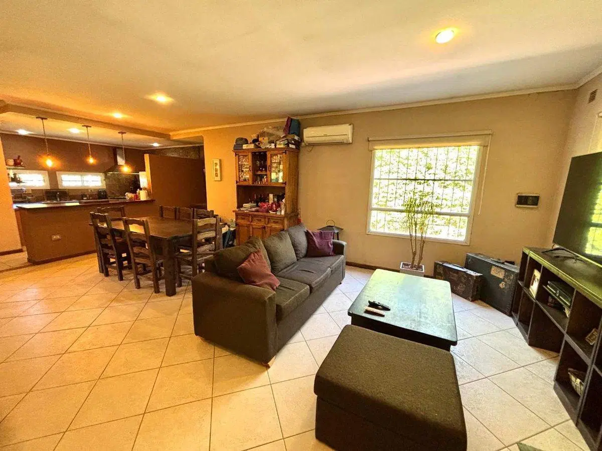 VENTA CASA 3 AMB CON PILETA Y GRAN LOTE LUJAN 4