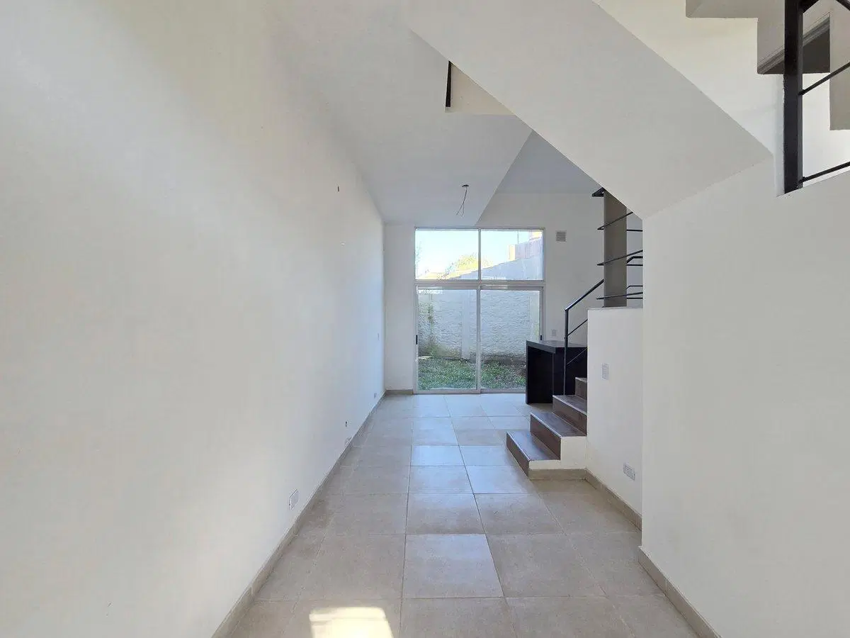 DUPLEX CASTELAR COCHERA 3 AMBIENTES PATIO LUMINOSO 8