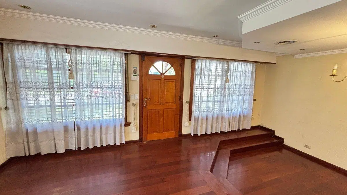 VENTA CASA C/PILETA Y COCHERA MARIANO ACOSTA MERLO 8