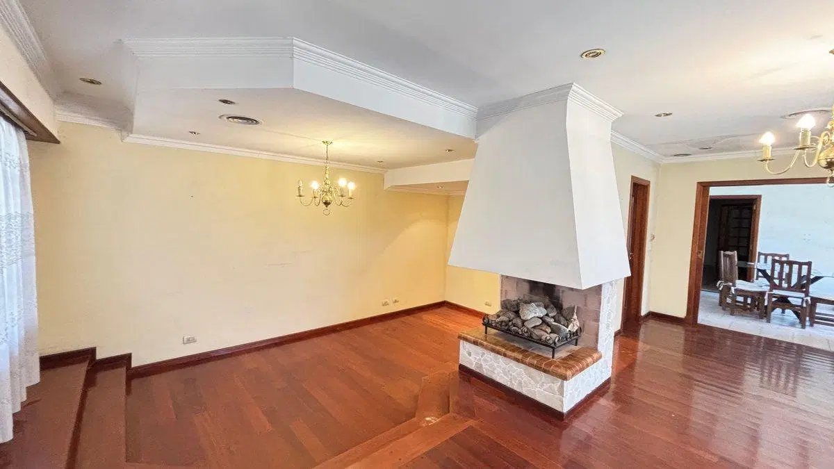VENTA CASA C/PILETA Y COCHERA MARIANO ACOSTA MERLO 2