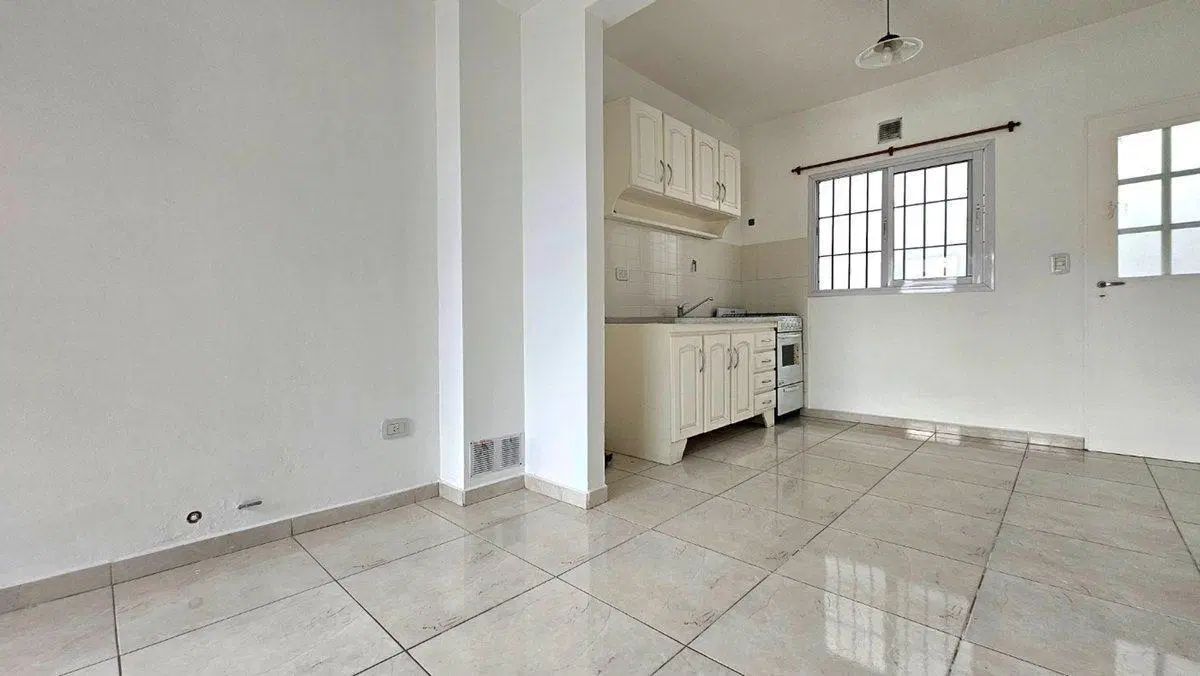 VENTA CASA 4 AMB Y 3 DUPLEX OPORTUNIDAD MORENO 8