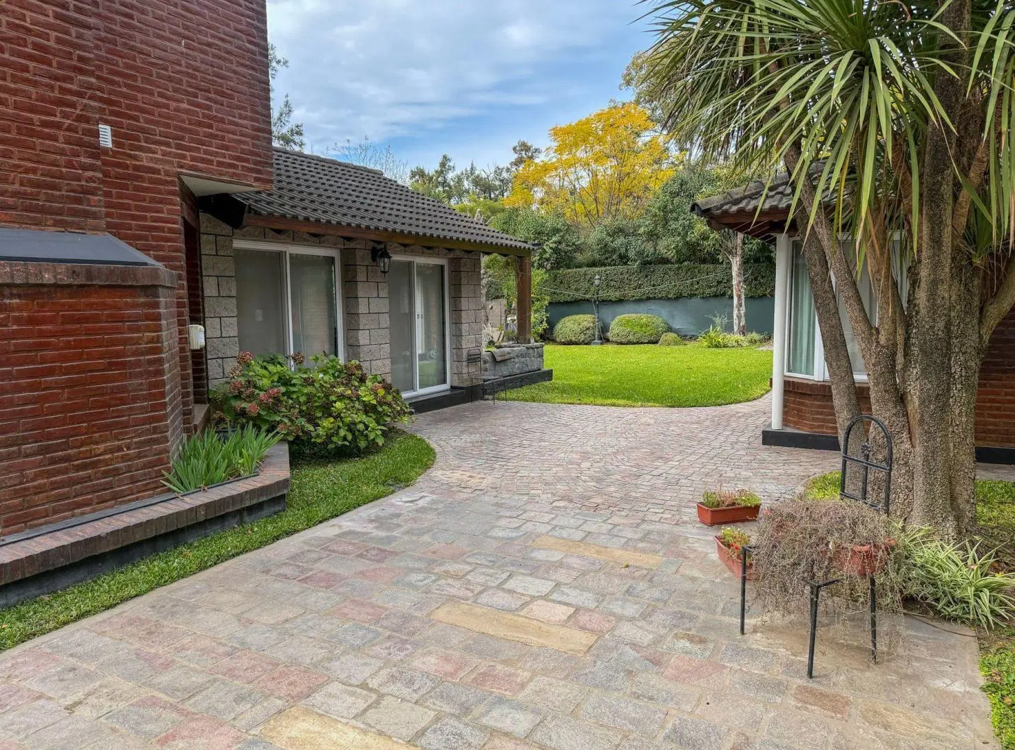 VENTA PERMUTA CASA DE CATEGORIA 7 AMBIENTES LELOIR 4