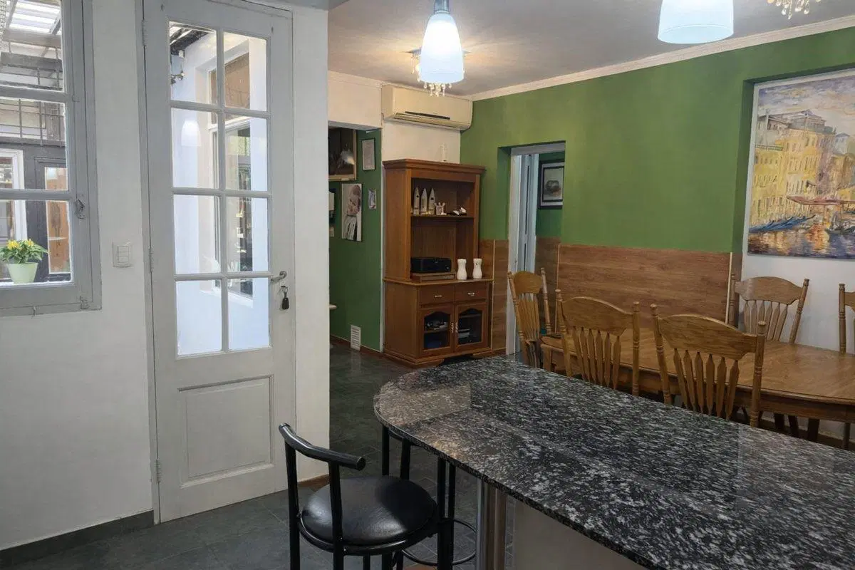 VENTA CASA 4 AMBIENTES + DEPTO 2 AMB MORON 2