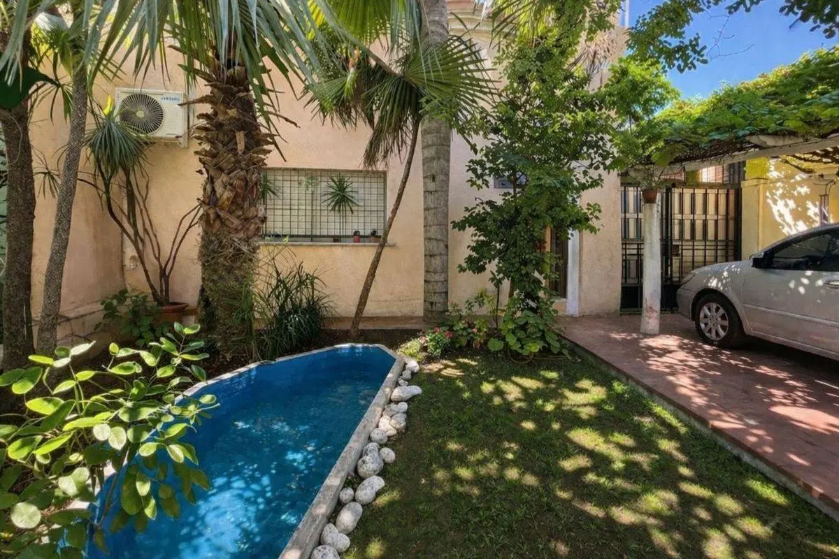 VENTA CASA 4 AMBIENTES + DEPTO 2 AMB MORON 8