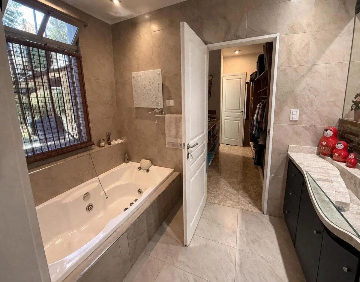 VENTA CASA 4 AMBIENTES + DEPTO 2 AMB MORON 5