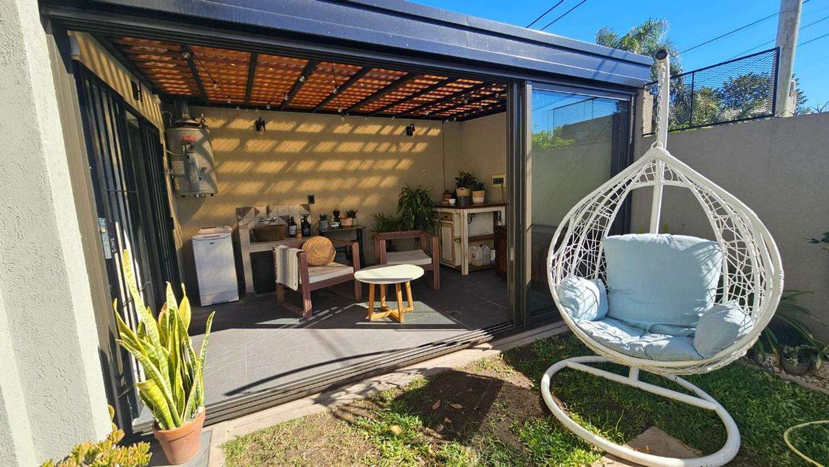 Foto de VENTA CASA DUPLEX 3 AMB PARQUE Y QUINCHO ITUZAINGO, imagen 2