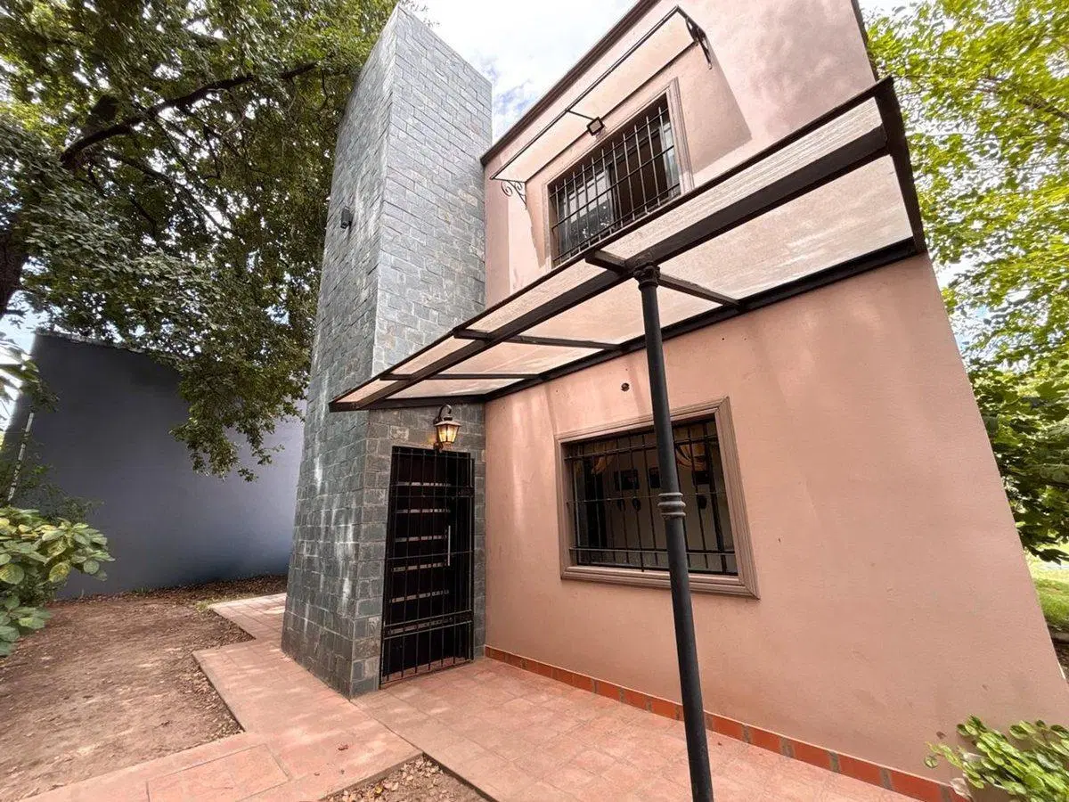 CASA EN VENTA EN LA REJA CON PILETA Y PARQUE 2