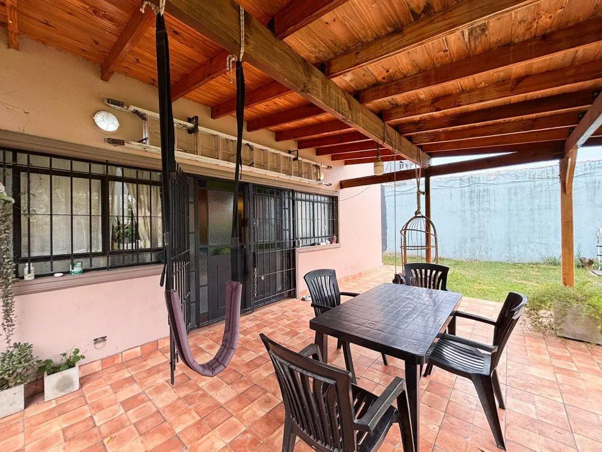 CASA EN VENTA EN LA REJA CON PILETA Y PARQUE 5