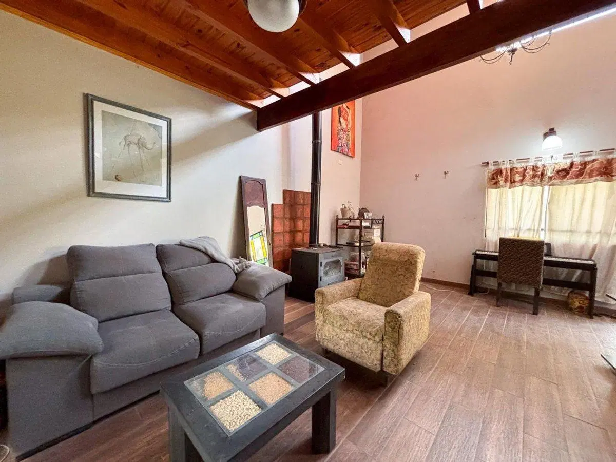 CASA EN VENTA EN LA REJA CON PILETA Y PARQUE 3