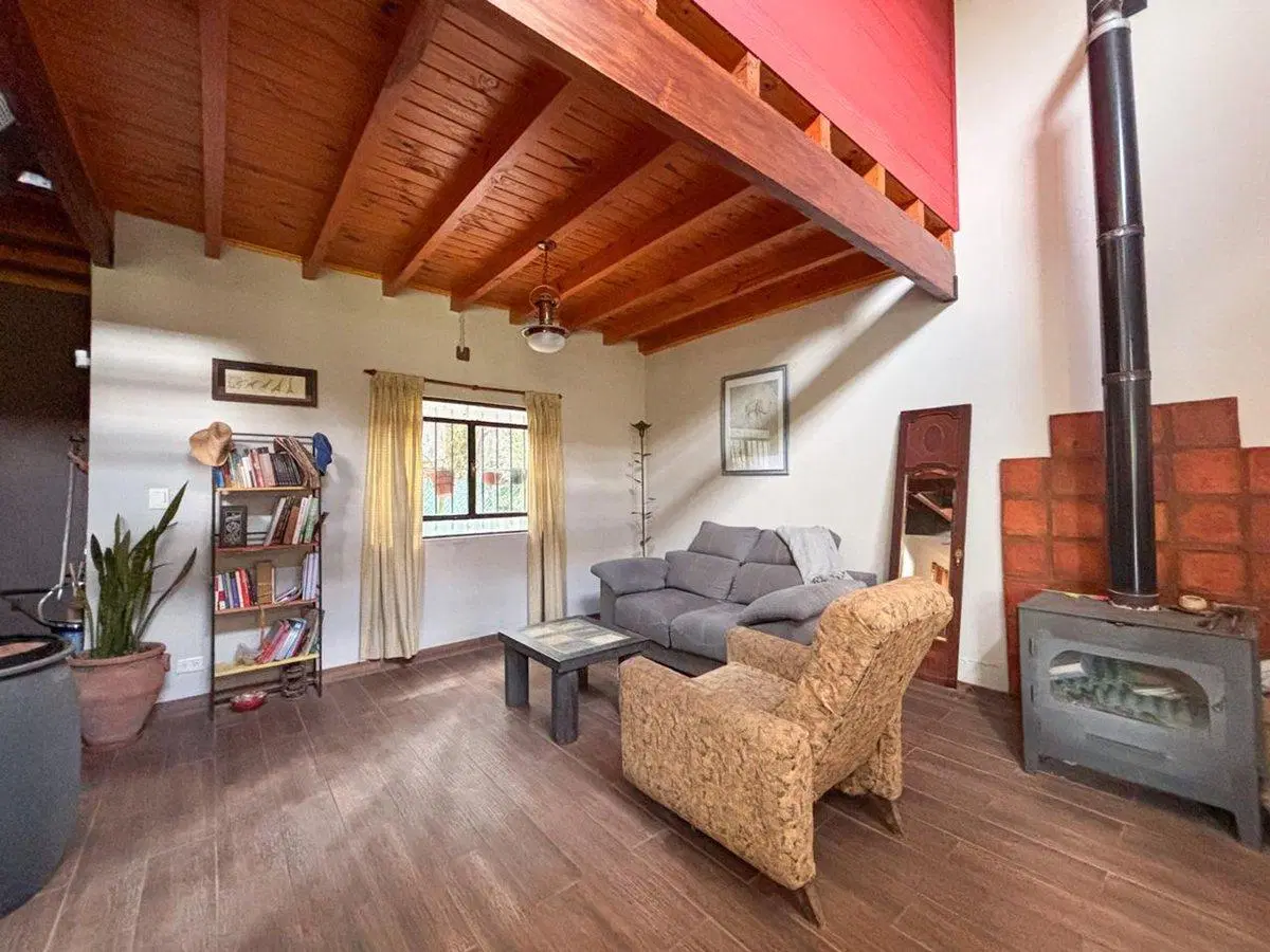 CASA EN VENTA EN LA REJA CON PILETA Y PARQUE 4