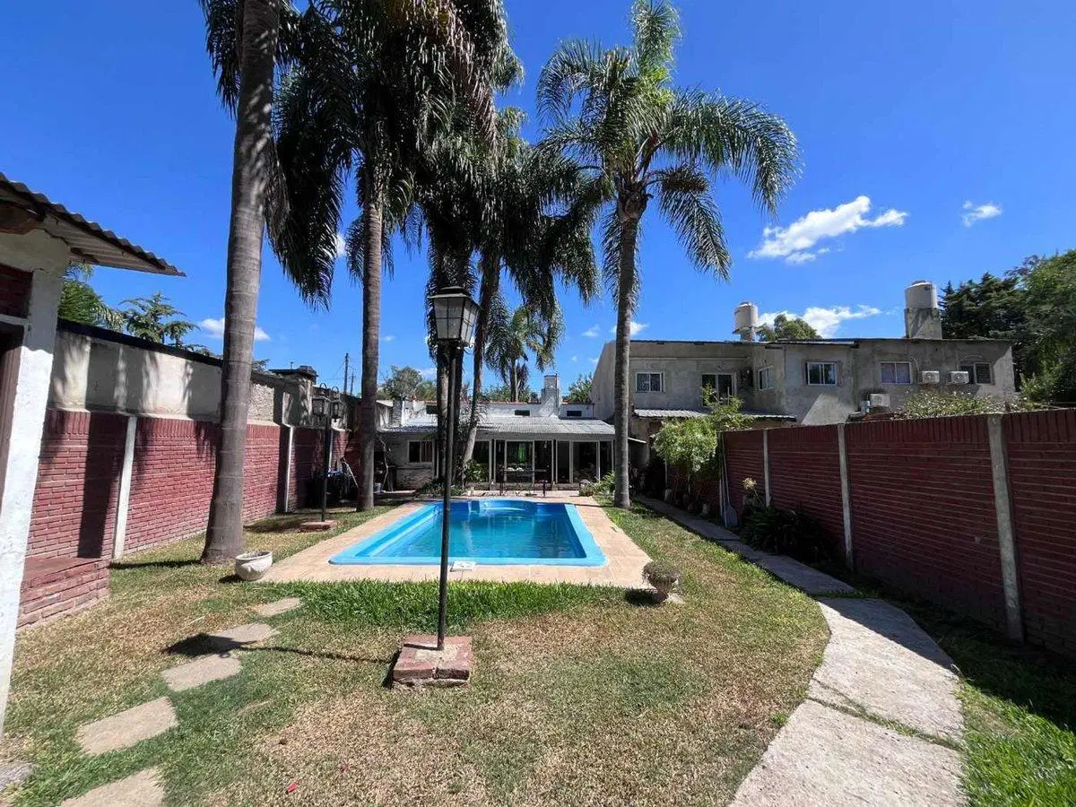 Casa con Piscina sobre Lote de 367m2 Udaondo 8