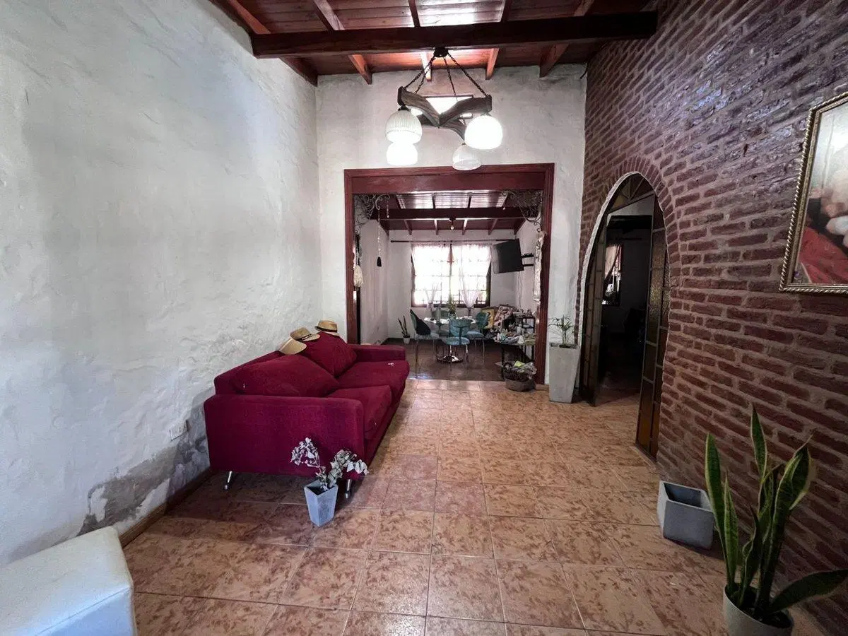Casa con Piscina sobre Lote de 367m2 Udaondo 5