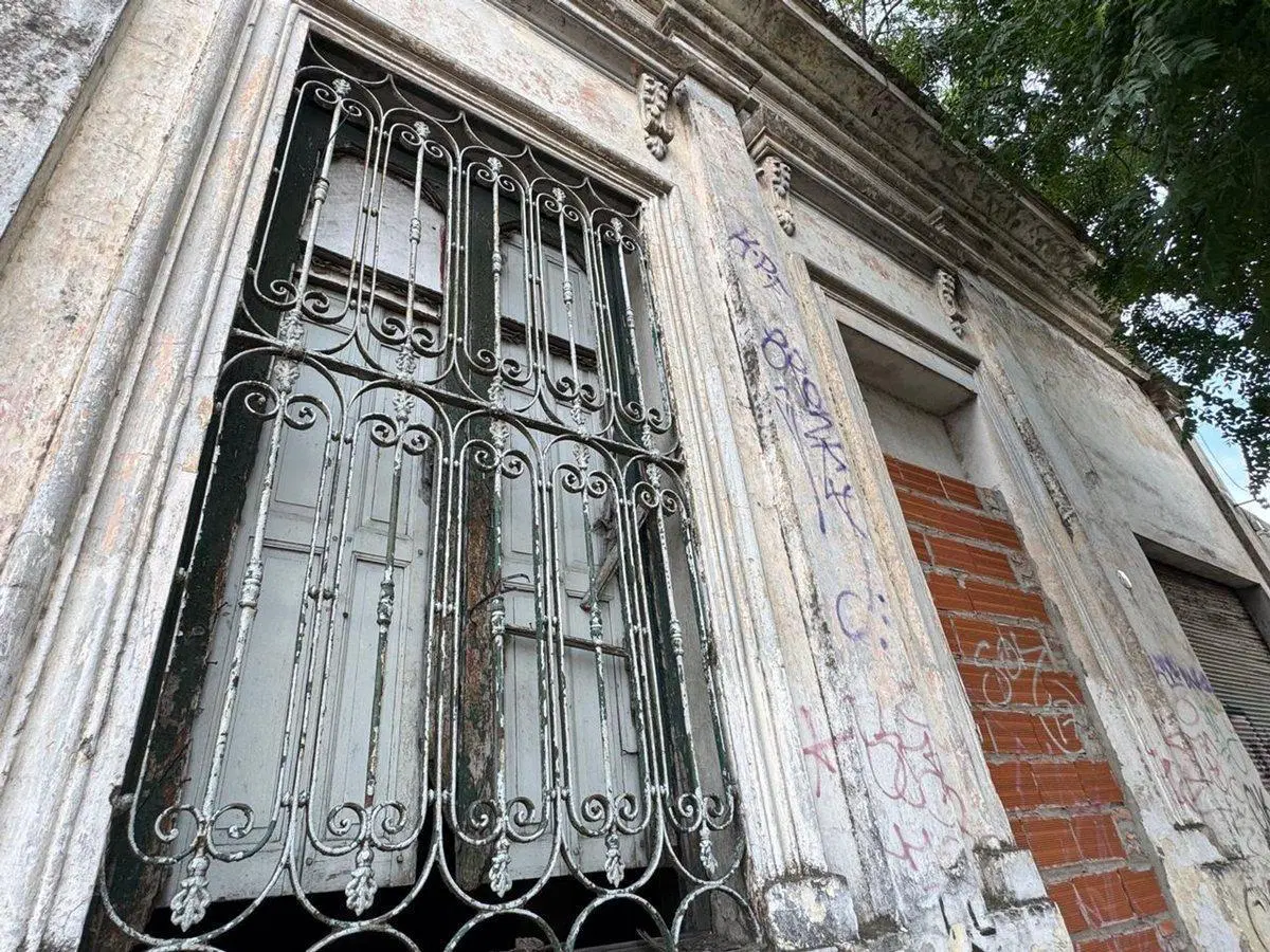 VENTA DE LOTE CON CASA A DEMOLER EN MERLO CENTRO 5