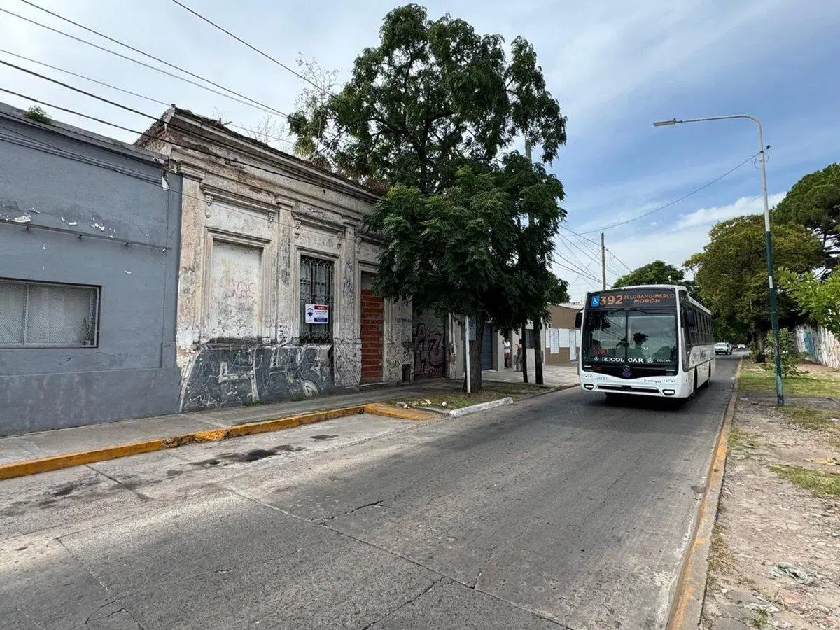 VENTA DE LOTE CON CASA A DEMOLER EN MERLO CENTRO 4