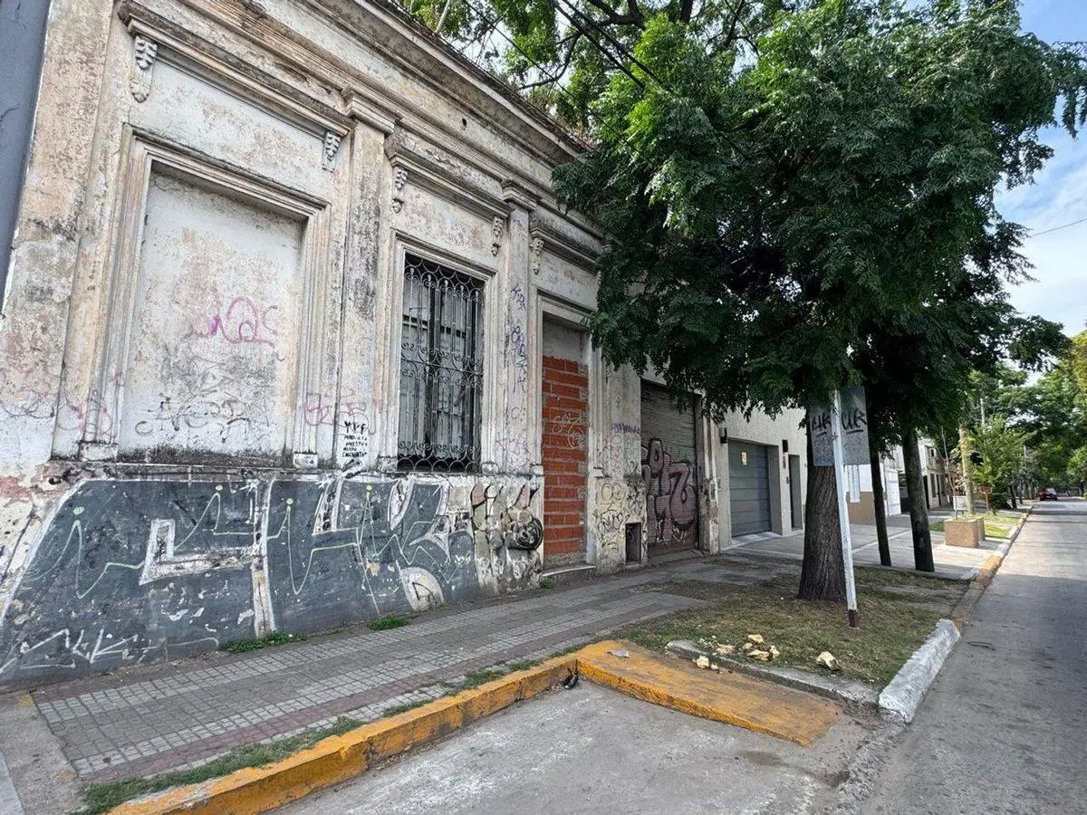 VENTA DE LOTE CON CASA A DEMOLER EN MERLO CENTRO 3