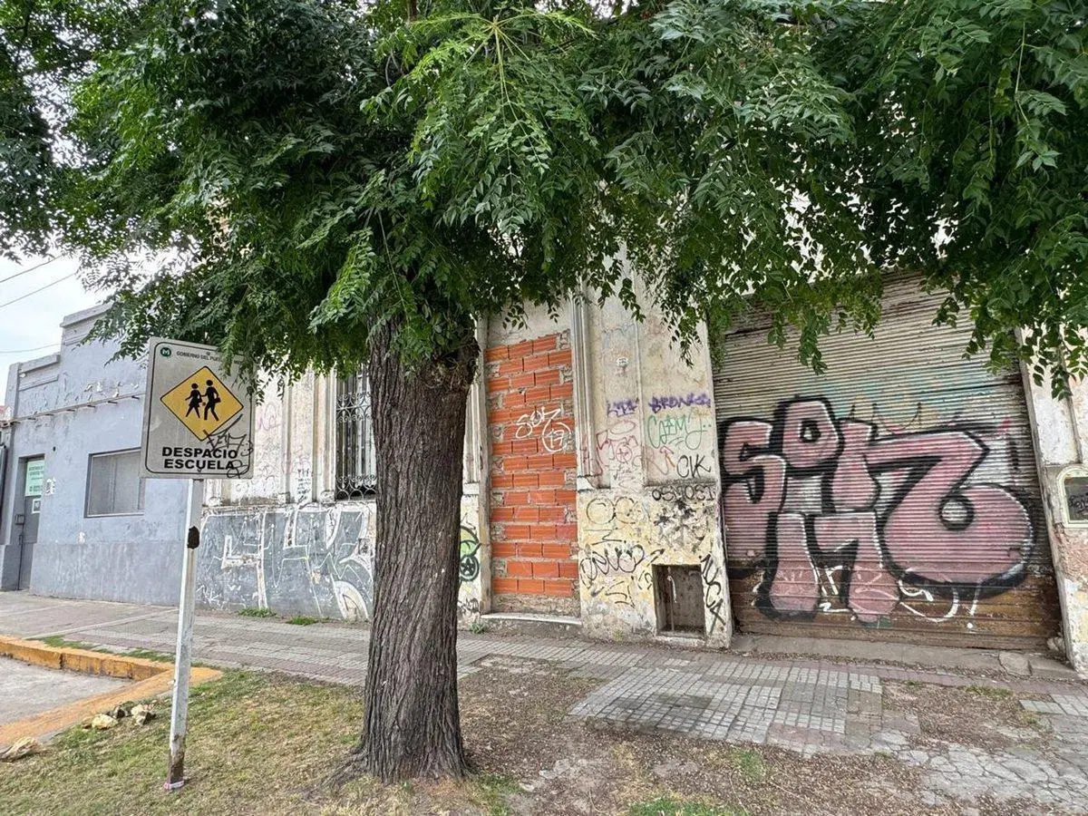VENTA DE LOTE CON CASA A DEMOLER EN MERLO CENTRO 2