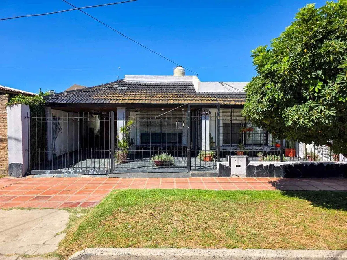 VENTA CASA 3 AMBIENTES CON JARDIN QUINCHO COCHERA 1