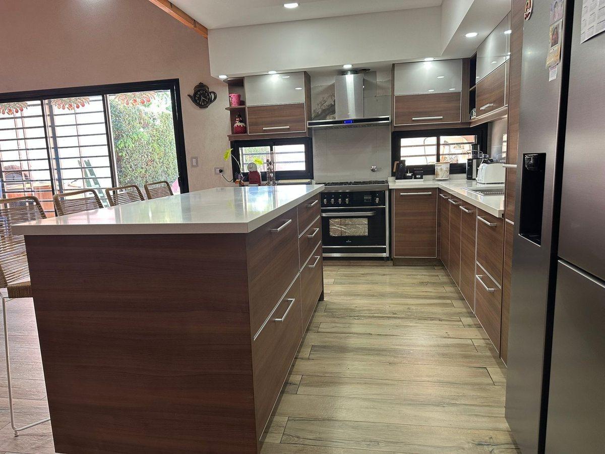 Foto de CASA EN VENTA 5 AMB C/PISCINA Y 2 COCHERAS MORON, imagen 2
