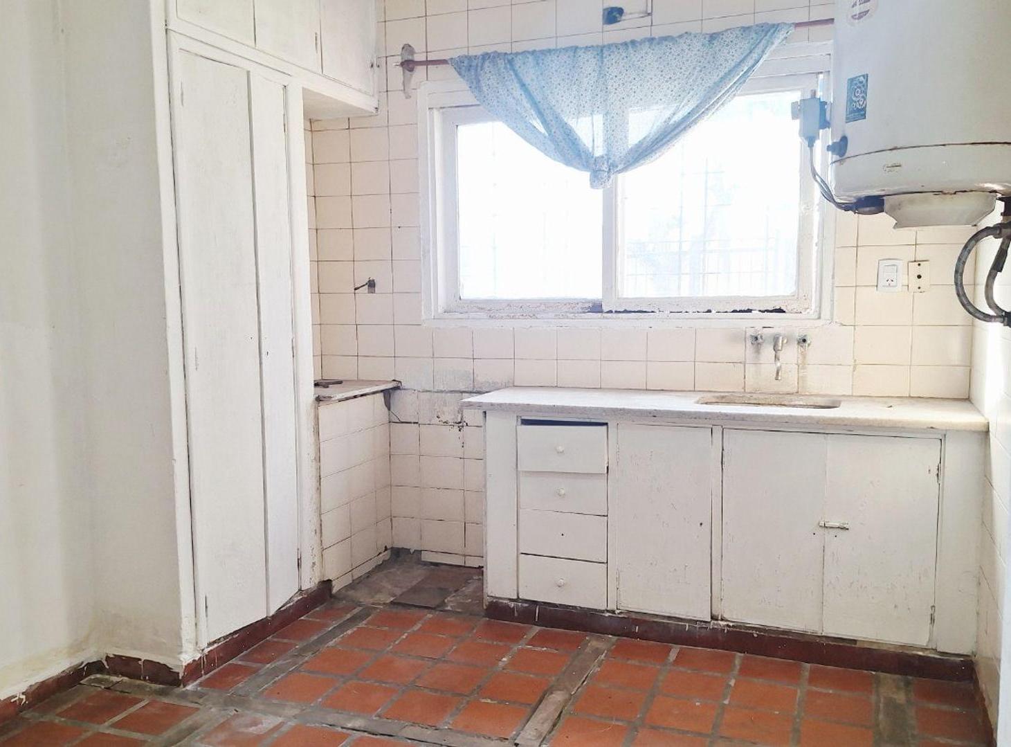 Foto de VENTA CASA 4 AMB ITUZAINGO SUR COCHERA A RECICLAR, imagen 2