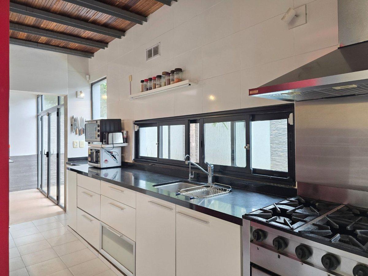 Foto de CASA DE DISEÑO 4 AMB- PARQUE LELOIR, imagen 2