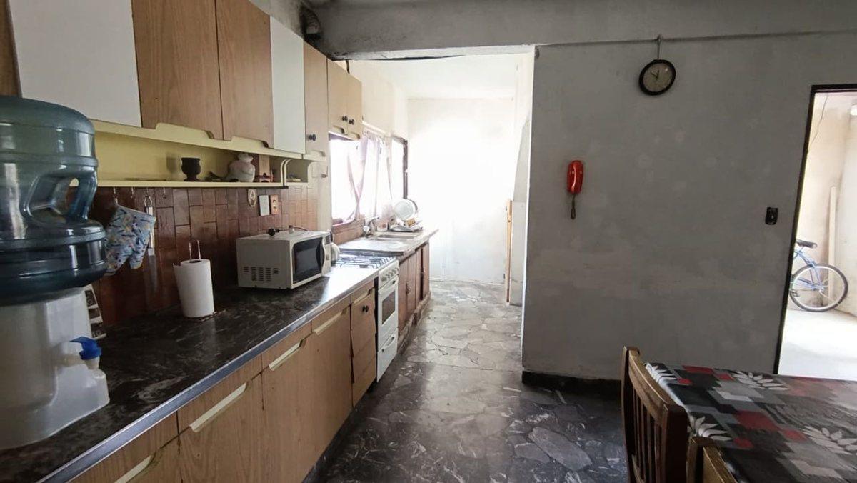 Foto de VENTA PH 4 AMB + 3 LOCALES EN BLOQUE EN CASTELAR, imagen 3