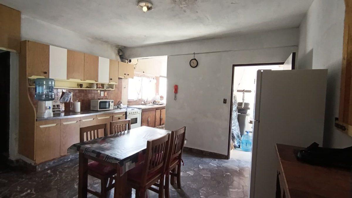 Foto de VENTA PH 4 AMB + 3 LOCALES EN BLOQUE EN CASTELAR, imagen 4