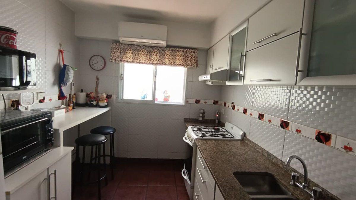 Foto de VENTA CASA 4 AMB C/COCHERA PILETA JARDIN, CASTELAR, imagen 2