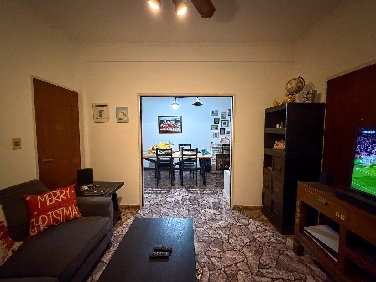 Foto de VENTA CASA 4 AMB COCHERA JARDIN PILETA CASTELAR, imagen 4
