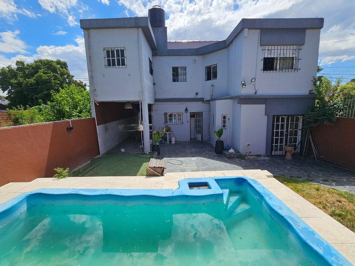 Foto de VENTA PERMUTA CASA 5 AMBIENTES PILETA Y COCHERA, imagen 3