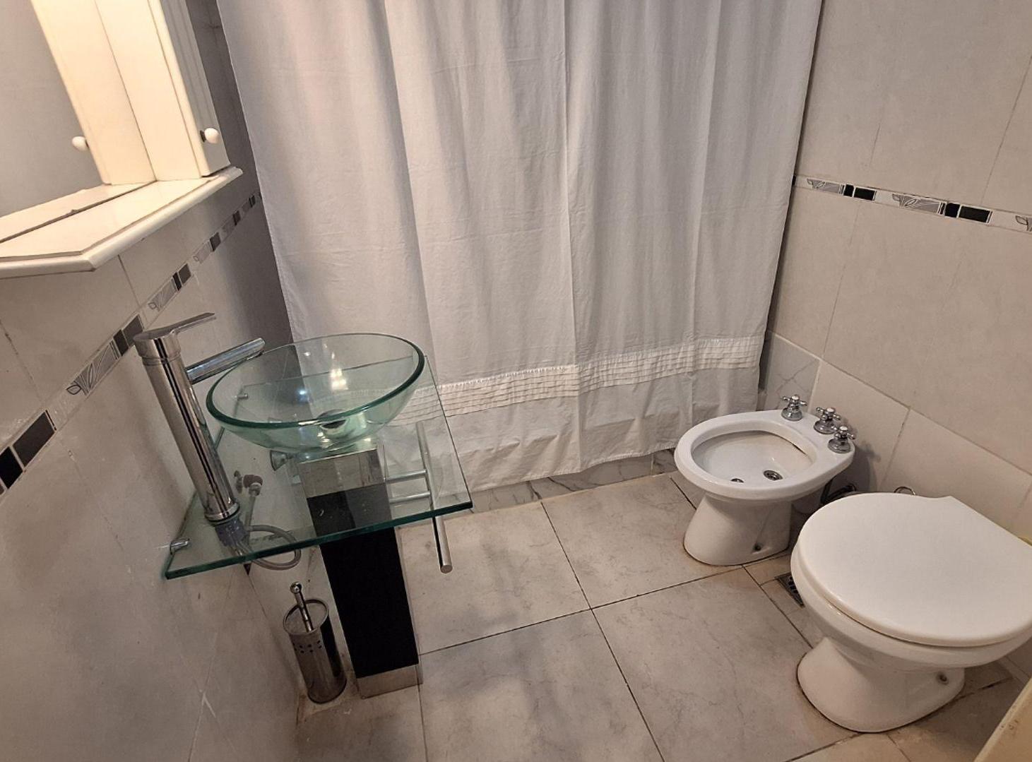 Foto de VENTA CASA 4 AMB + 2 DPTOS COCHERA PATIO CASTELAR, imagen 1