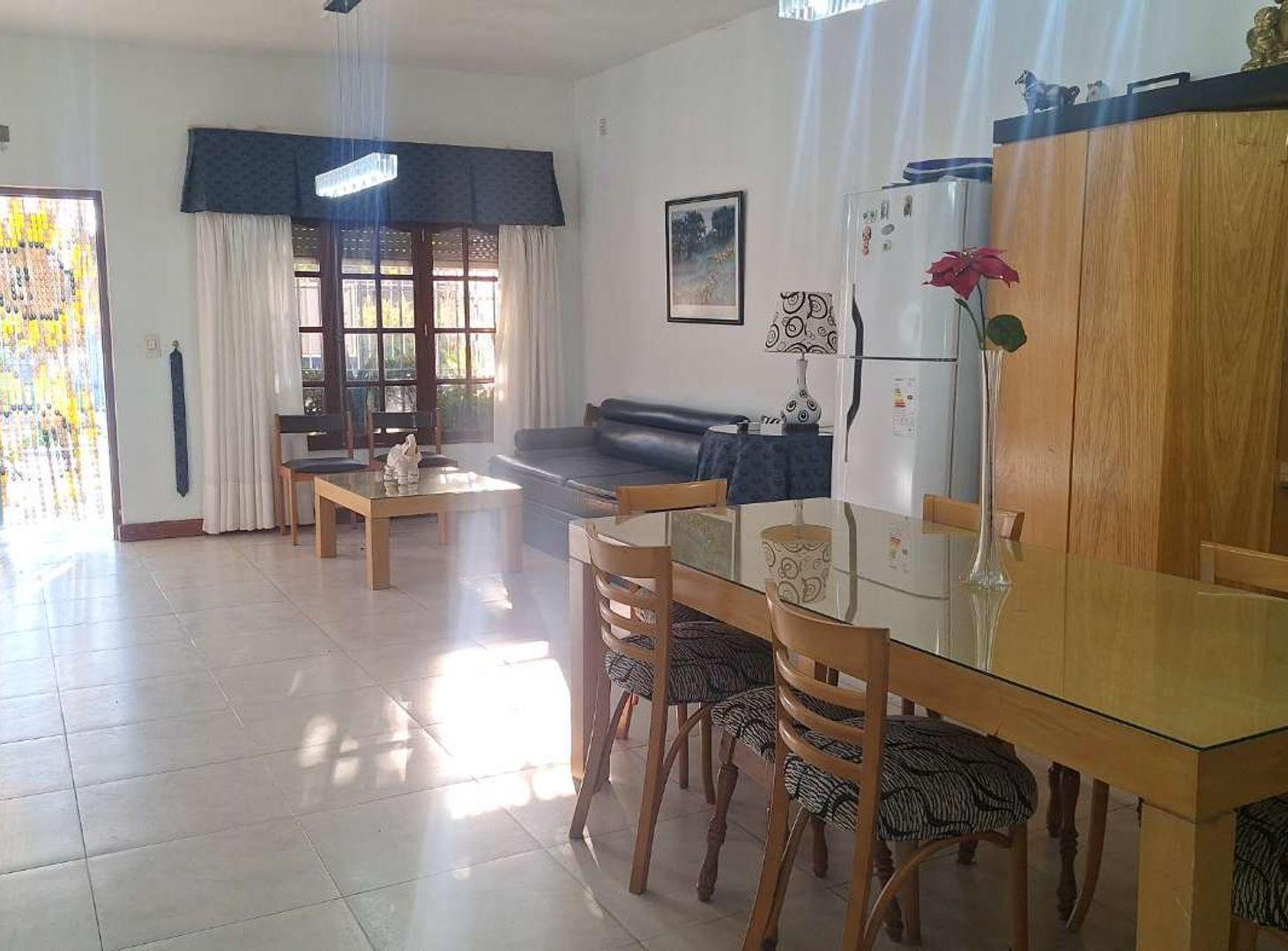 Foto de VENTA CASA 4 AMB + 2 DPTOS COCHERA PATIO CASTELAR, imagen 4