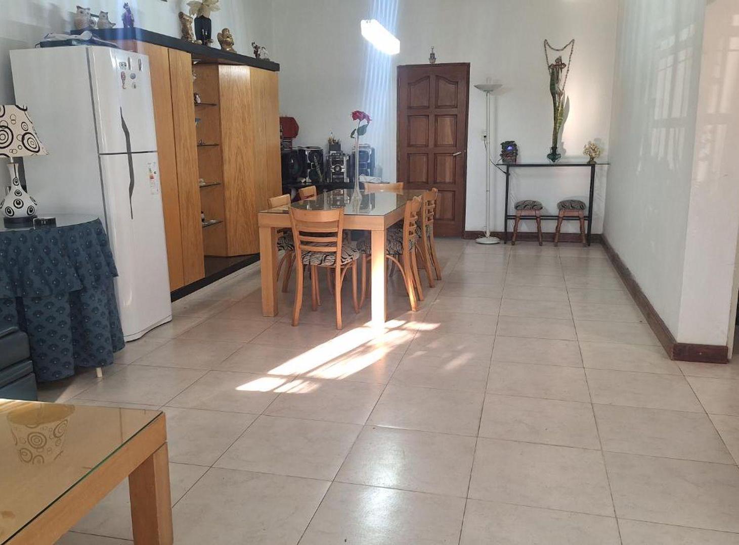 Foto de VENTA CASA 4 AMB + 2 DPTOS COCHERA PATIO CASTELAR, imagen 2