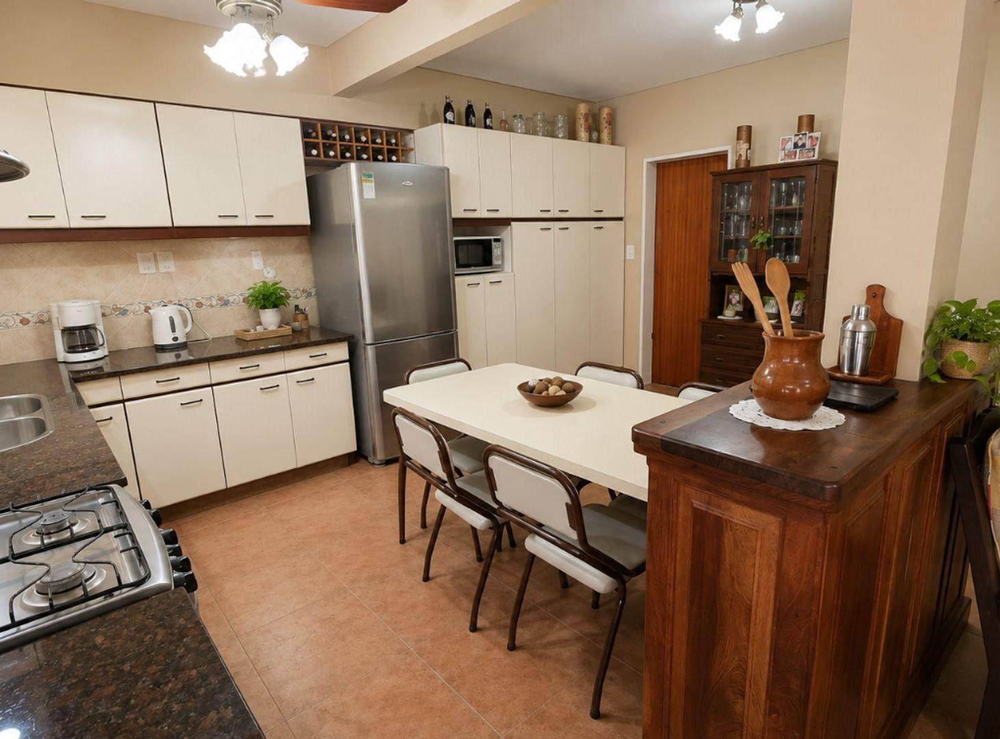 Foto de VENTA CASA 4 AMB Y 2 LOCALES V. TESEI HURLINGHAM, imagen 2