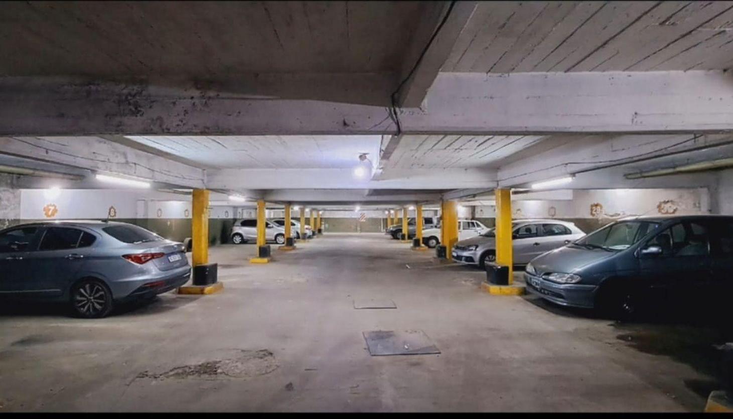 Foto de Venta cochera Cubierta Hurlingham Barrio cartero, imagen 1