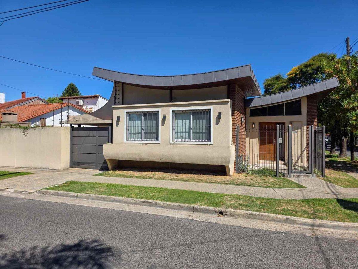 Foto de CASA DISTINTIVA EN CASTELAR NORTE PILETA COCHERA, imagen 3